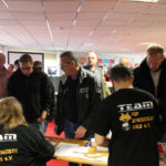 Bild: Die Teilnehmer für das Gäste- und Ligafinal-Turniere melden sich an.