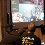 Bild: FAMS Foyer, Leinwand mit Live-Bildern von den Finalspielen